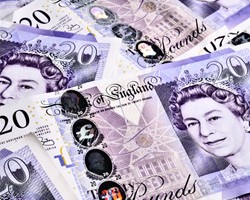 Пластиковые банкноты заменят бумажные деньги в Великобритании