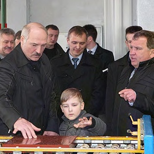 Лукашенко: В Беларуси необходимо интенсивнее развивать производства на отечественном сырье