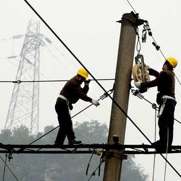 Энергетики обещают восстановить подачу электричества в пострадавшие деревни до конца дня