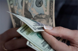 Доллар — рекорд, евро — плюс 30 рублей