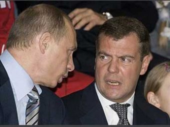 Между Путиным и Медведевым полетели искры