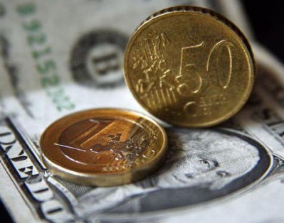 По итогам валютных торгов курс доллара не изменился, евро подорожал