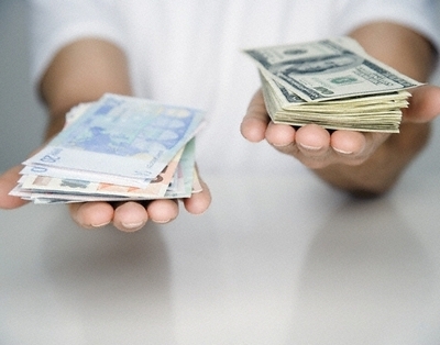 Первые валютные торги недели: доллар растет без передышки