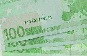 Евро резко упал, доллар устоял на месте