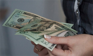 Доллар неумолимо обновляет рекорды, евро продолжает падать