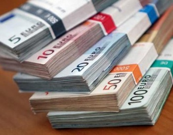 Белорусский рубль продолжил девальвироваться к доллару и евро