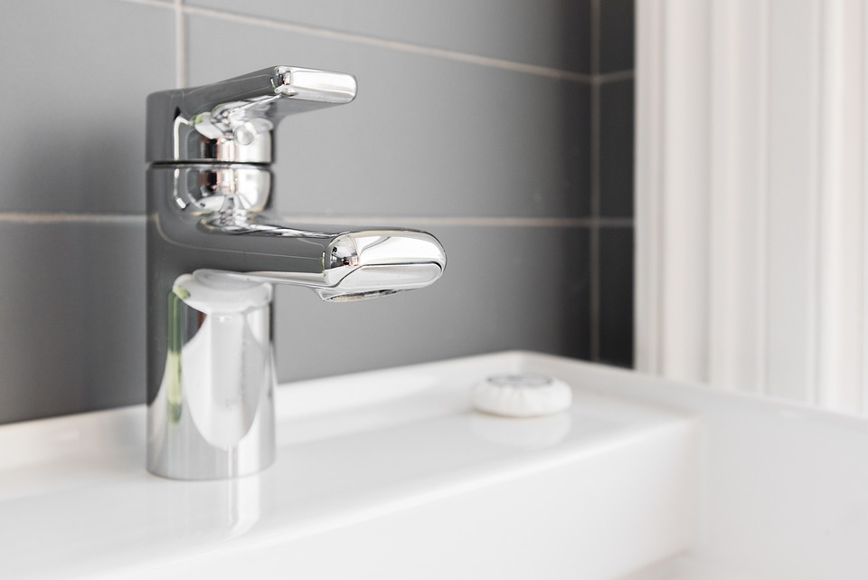 bathroom-8688132_960_720.jpg