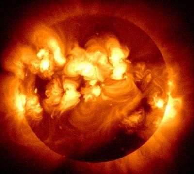 Мощнейшая за год вспышка на Солнце может вызвать магнитные бури на Земле, опасаются российские ученые