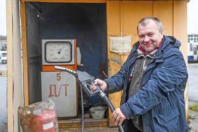 «Впервые рубль падает, когда нефть растет». Снизятся ли цены на бензин после запрета на экспорт нефтепродуктов