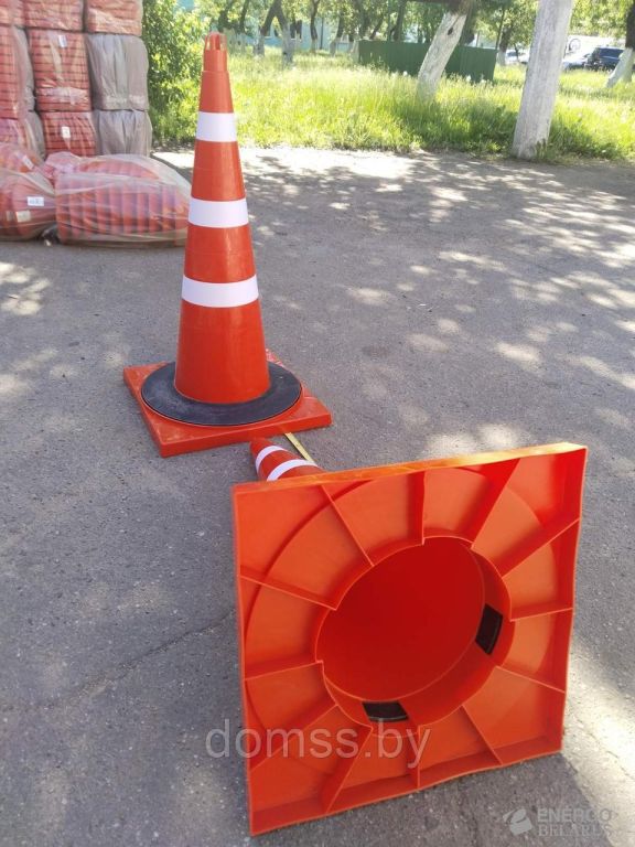 Конус дорожный с 3 белыми полосами с утяжелителем КС-3.4.0, цельнолитой, высота 750 мм