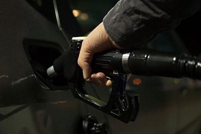 Цена бензина Аи-95 на бирже в России в понедельник снизилась