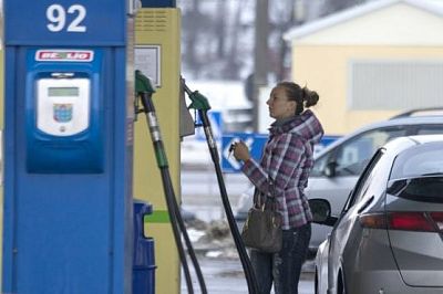 Цены на нефть снижаются, стоимость топлива растет