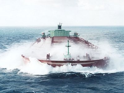 Сильный шторм мешает зайти в порт Одессы танкеру с нефтью для Беларуси